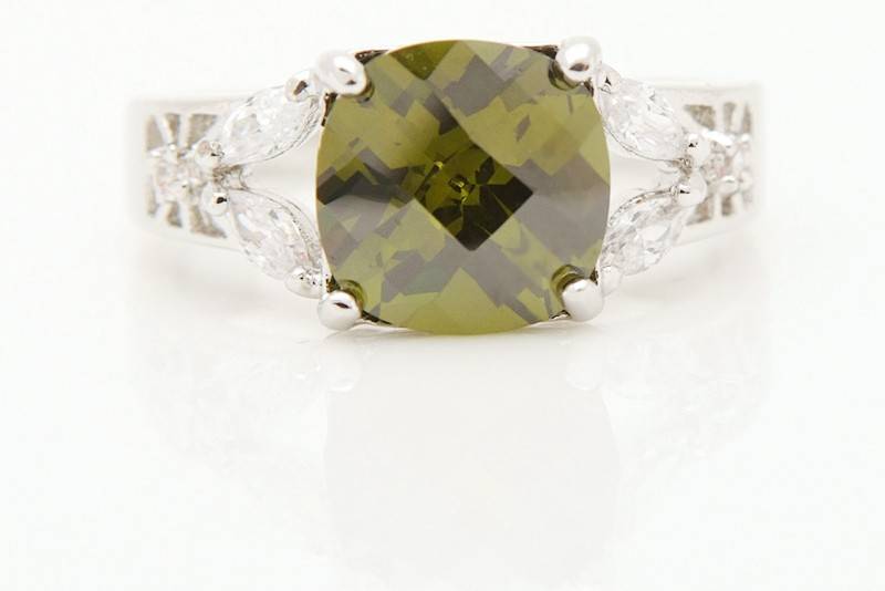 10K White Gold  Peridot Ring  SZ7.5